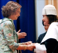 Doña Sofía felicita a la actriz Núria Espert