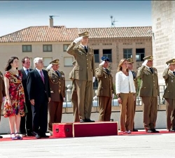 Su Alteza Real durante los honores de ordenanza