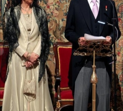 Don Juan Carlos, durante la ofrenda, junto a Doña Sofía