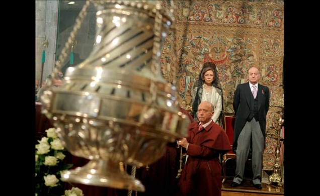 Sus Majestades observan el vuelo del botafumeiro