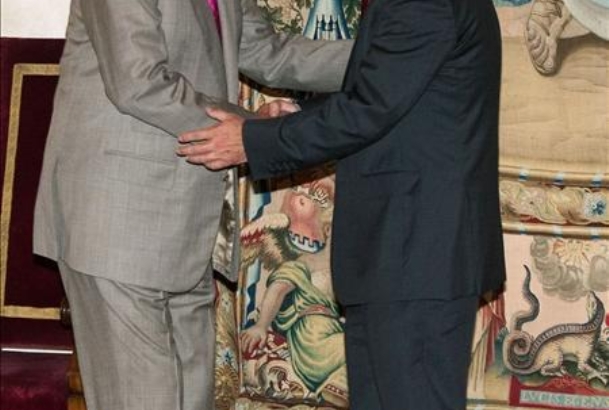Don Juan Carlos recibe el saludo dl presidente de Las Islas Baleares Francesc Antich