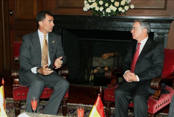 Don Felipe durante la reunión mantenida con el Presidente saliente de Colombia,Álvaro Uribe
