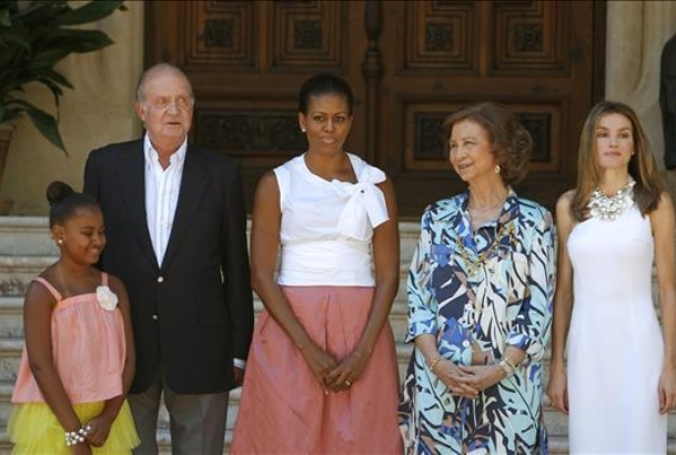 Sus Majestades los Reyes y Su Alteza Real la Princesa de Asturias, acompañados de la primera dama de los Estados Unidos de America, Michelle Obama y s