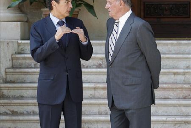 Su Majestad el Rey con el presidente del Gobierno, momentos antes del despacho