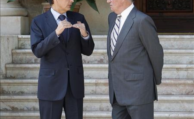 Su Majestad el Rey con el presidente del Gobierno, momentos antes del despacho