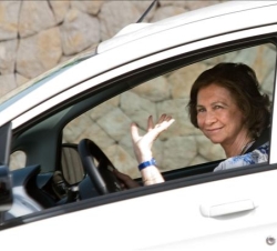 Doña Sofía con el nuevo coche eléctrico