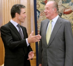 Don Juan Carlos conversa con el Secretario General de la OTAN, Anders Fogh Rasmussen