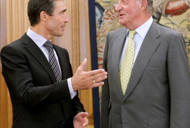 Don Juan Carlos conversa con el Secretario General de la OTAN, Anders Fogh Rasmussen