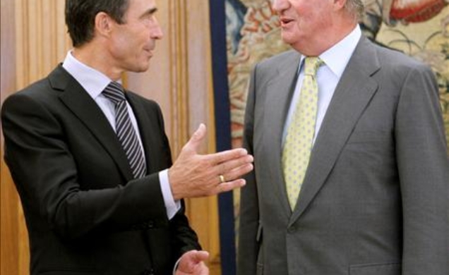 Don Juan Carlos conversa con el Secretario General de la OTAN, Anders Fogh Rasmussen