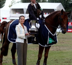 La Infanta entrega el trofeo de vencedor al jinete francés Kevin Staut