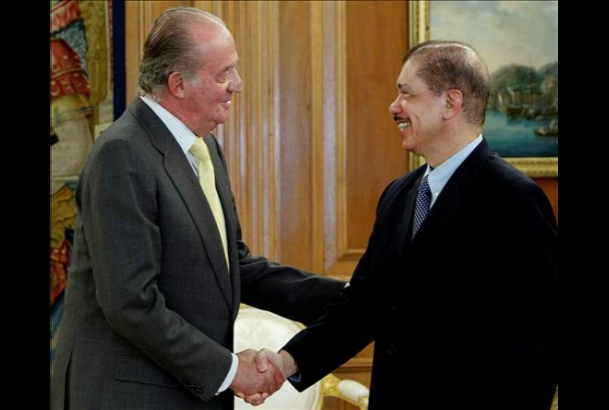Don Juan Carlos saluda al Presidente Michel