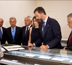 Sus Altezas Reales, durante su visita al Archivo Histórico de la Fundación de la Cámara de Comercio