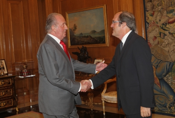 Don Juan Carlos saluda al Ministro de Educación