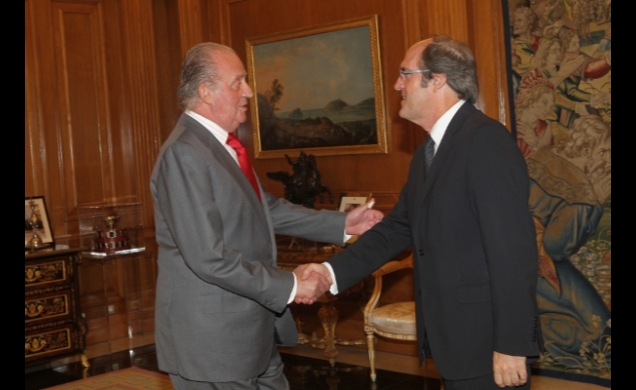 Don Juan Carlos saluda al Ministro de Educación