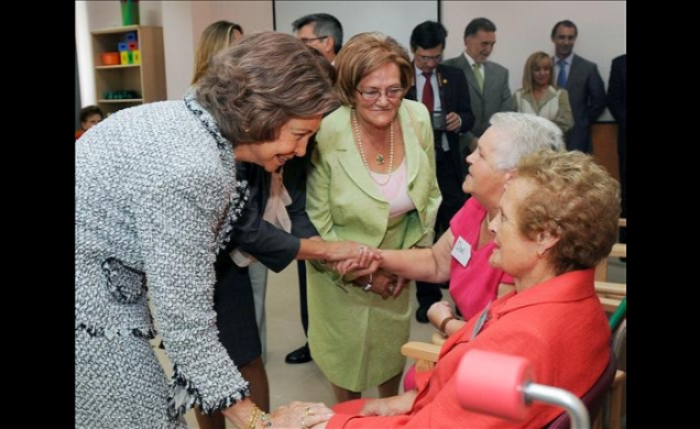 Doña Sofía saluda a varios de los residentes del centro