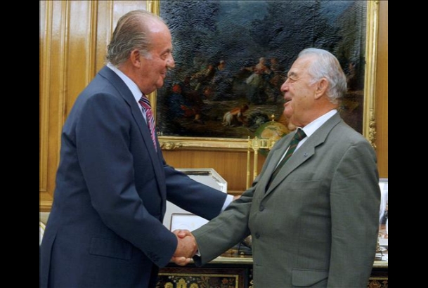 Don Juan Carlos saluda al galardonado, Philippe Nourry