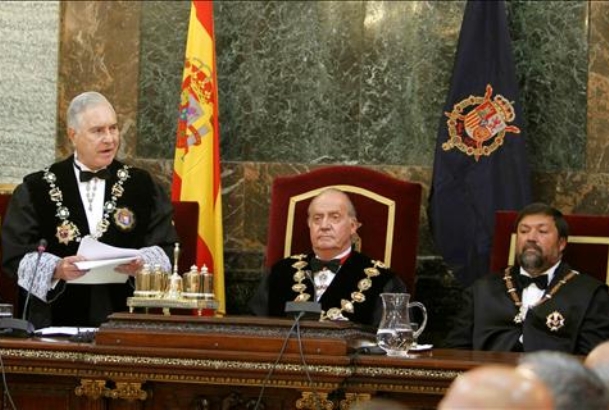 Don Juan Carlos, junto al ministro de Justicia, durante la intervención del presidente del Tribunal Supremo y del Consejo General del Poder Judicial