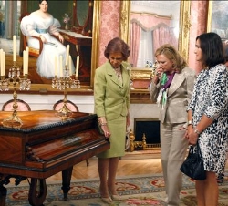 La Reina, durante su recorrido por la muestra, con la ministra de Cultura y la directora del Museo del Romanticismo