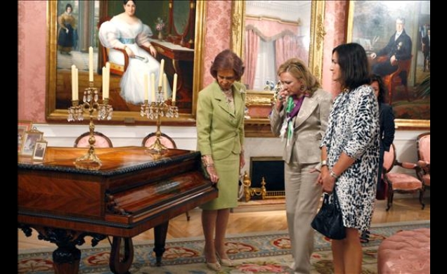 La Reina, durante su recorrido por la muestra, con la ministra de Cultura y la directora del Museo del Romanticismo