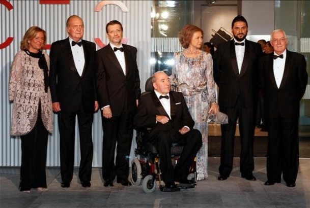 Los Reyes, con los premiados, Ignacio Camacho, Manu Leguineche y Marcos Moreno, la presidenta y editora de ABC, Catalina Luca de Tena, y el presidente