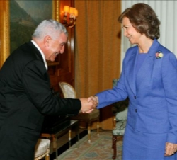 La Reina recibe el saludo del egiptólogo Zahi Hawass