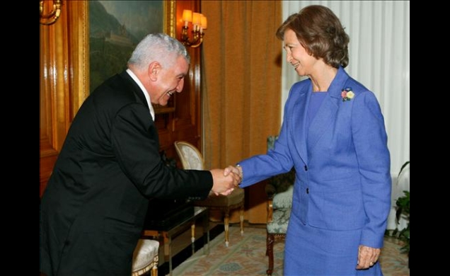 La Reina recibe el saludo del egiptólogo Zahi Hawass