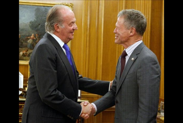 Don Juan Carlos recibe el saludo del presidente del Parlamento de Nueva Zelanda