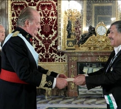 El jefe de la Misión Diplomática de Palestina entrega a Don Juan Carlos un mensaje del Presidente de la Autoridad Nacional Palestina