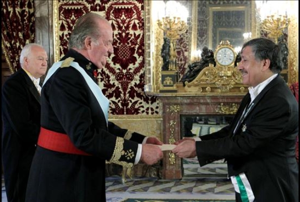 El jefe de la Misión Diplomática de Palestina entrega a Don Juan Carlos un mensaje del Presidente de la Autoridad Nacional Palestina