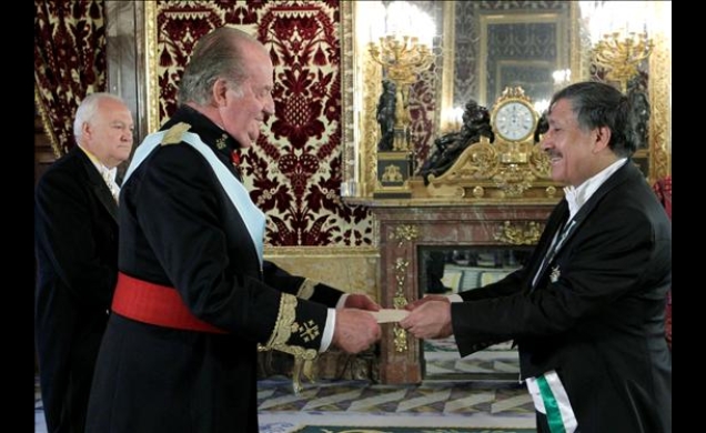 El jefe de la Misión Diplomática de Palestina entrega a Don Juan Carlos un mensaje del Presidente de la Autoridad Nacional Palestina