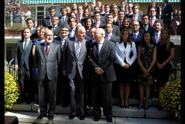 Fotografía de grupo con los nuevos diplomáticos