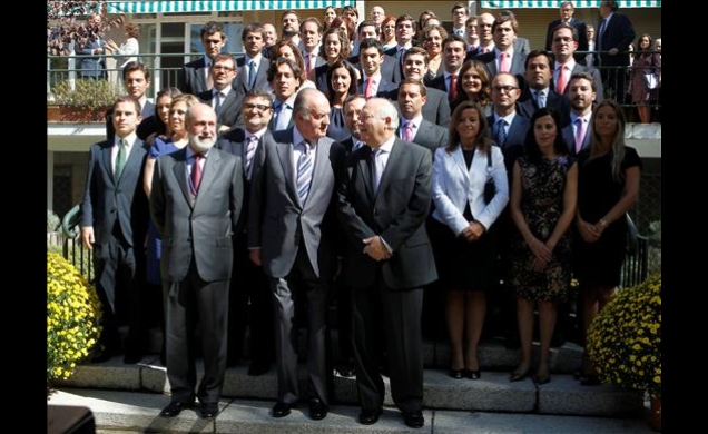 Fotografía de grupo con los nuevos diplomáticos