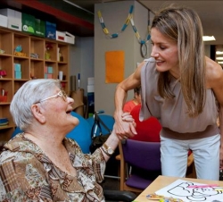 Doña Letizia saluda a una de las pacientes