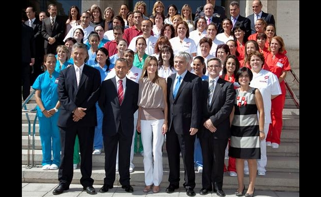 Fotografía de grupo con los trabajadores del centro