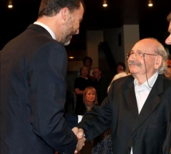 Su Alteza Real saluda al escultor Agustín Ibarrola