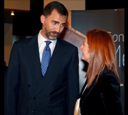 El Príncipe conversa con la presidenta de la Fundación Víctimas de Terrorismo, Maite Pagazaurtundúa