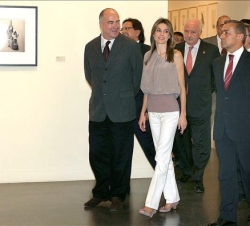 Su Alteza Real, acompañada por el presidente del Gobierno de Canarias, durante su visita a la exposición El Silencio de los Objetos