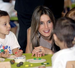 Doña Letizia, con los niños participantes en un taller educativo