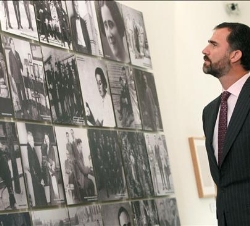 Don Felipe durante su recorrido por la exposición
