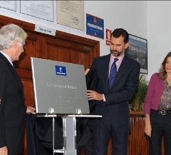 Don Felipe, en presencia de Doña Letizia, descubre una placa conmemorativa