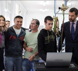 Los Príncipes conversa con un grupo de estudantes durante su recorrido por las instalaciones del centro