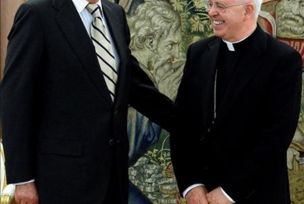 Don Juan Carlos con el arzobispo de Santiago de Compostela