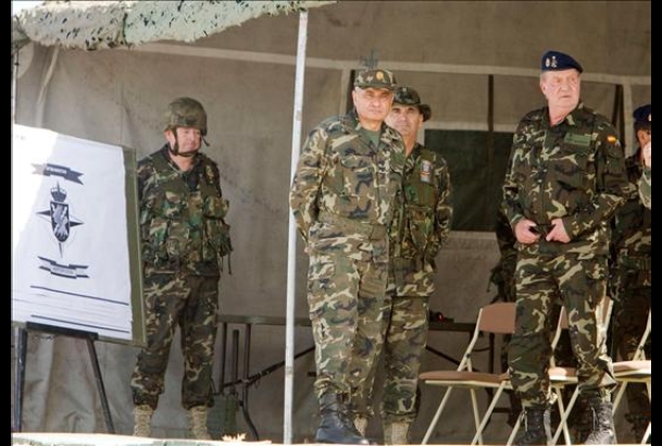 El Rey y el jefe de Estado Mayor del Ejército, en la exposición sobre las maniobras