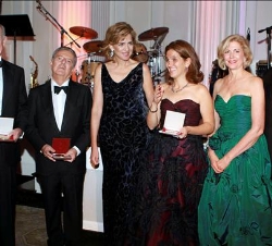 Su Alteza Real con los galardonados y los anfitriones de la gala, Mariette Arguimbau Scott y George B. Moore