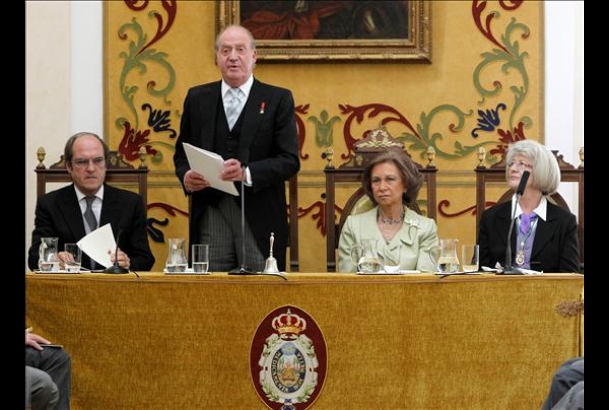 Don Juan Carlos, durante su intervención, junto a Doña Sofía, el ministro de Educación y la presidenta de la Real Academia Nacional de Farmacia