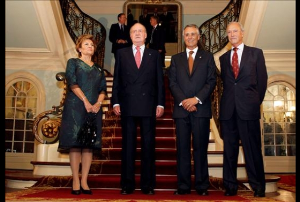 Don Juan Carlos, con el Presidente de la República Portuguesa, su esposa, y el presidente del Club Portuense R. Cándido Reis, Henrique Meneses Pereira