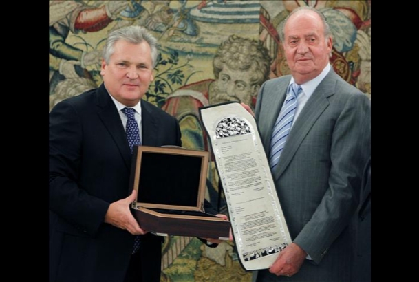 Don Juan Carlos recibe de Aleksander Kwasniewski la Medalla Europea de la Tolerancia