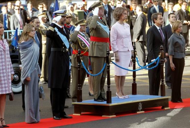 La Familia Real, durante la interpretación del Himno Nacional, antes de comenzar el desfile