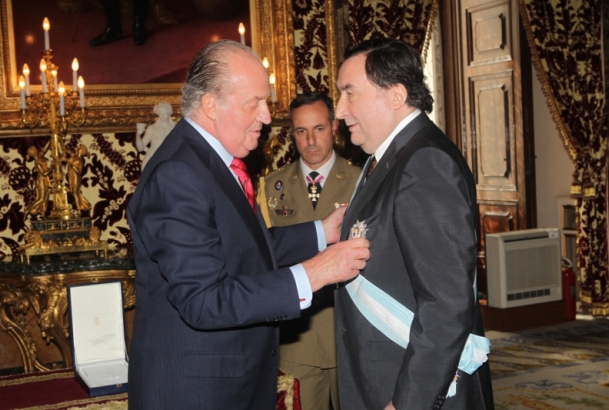 Don Juan Carlos impone la placa de la Gran Cruz de Carlos III a Don Graciano Gracía