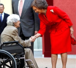 Sus Majestades reciben el saludo de la escritora Ana María Matute